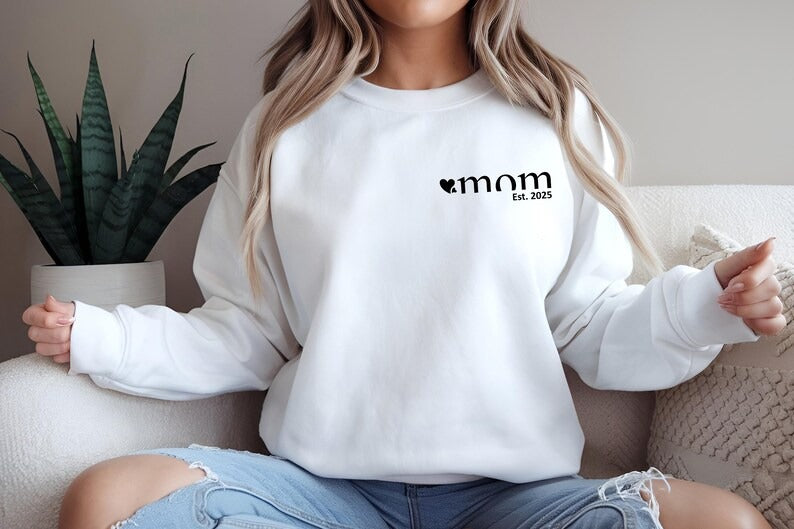 Custom Mama Est 2025 Sweatshirt, Personalised Mama To Be Printed Sweater, Pregnancy Announcement Crewneck Jumper, Mothers Day Gifts for Her